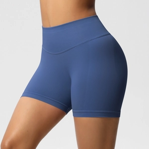 Détail de la taille haute compressive sans couture sur le short de fitness bleu