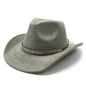 Dettaglio di cappello da cowboy in pelle scamosciata grigia con fascia decorata