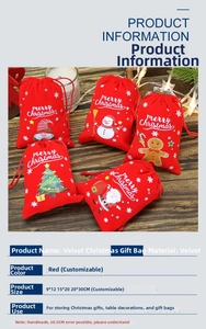 Détail des sacs de Noël en velours rouge avec motifs de Père Noël et fermeture à cordon