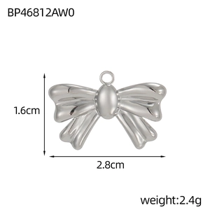 Détail du pendentif papillon argenté de 2,8 cm sur 1,6 cm avec un poids de 2,4 g