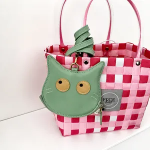 Borsa a mano intrecciata a quadretti rosa e bianchi con un simpatico portamonete a gatto