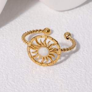 Bague soleil ajustable dorée avec pierre blanche ronde et design de corde torsadée
