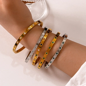 Bracciale in acciaio al titanio placcato oro 18K con zirconi verdi quadrati