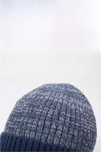 Dettaglio del cappello in maglia con trama a coste termiche in blu e grigio mélange