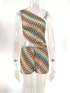 Détail d'un ensemble en maille colorée à motif ondulé avec crop top et short