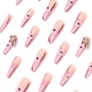 Faux ongles longs coffin avec dégradé rose français, motifs fleurs et strass en cœur