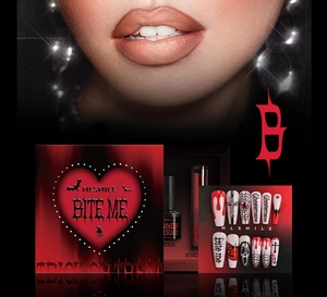 Detailansicht Halloween Make-up Set mit Gothic-Nägeln und roter matter Lippenstifttextur