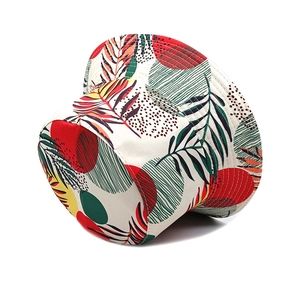 Vue détaillée du chapeau bob avec feuilles de palmier tropicales et motifs géométriques sur toile