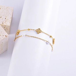 Bracelet double couche doré avec breloques trèfles en cristal et perles sur support