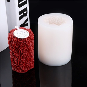 Detaillierte 3D-Zylinder Rosen-Silikonform mit fertig geprägter roter Kerze