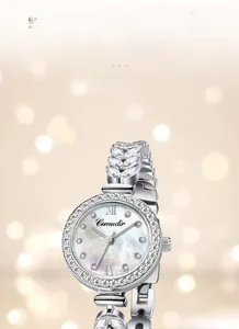 Dettaglio dell'orologio con quadrante in madreperla e cinturino con cristalli a sirena