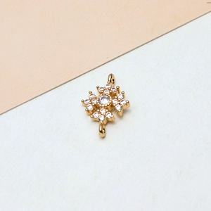 Detail eines vergoldeten Blumenverbinders mit Zirkonia für DIY-Schmuckherstellung