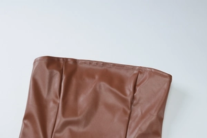 Detailaufnahme der braunen Kunstledertextur und Doppelnaht am Kleid aus der Nähe