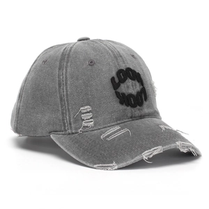 Dettaglio cappello baseball in cotone invecchiato con ricamo 3D LOOK e bordi sfilacciati
