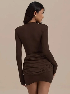 Robe courte marron chocolat à manches longues avec fronces et encolure bateau élégante