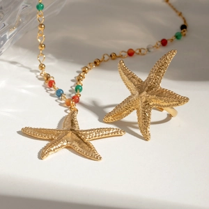 Collier avec pendentif étoile de mer dorée et bague assortie avec perles de couleurs