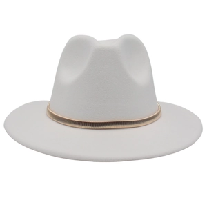 Detail of the white wool fedora hat featuring a stylish gold metal chain decoration