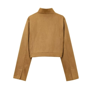 Veste courte marron à col montant avec texture suédée vue de dos sur un fond blanc pur