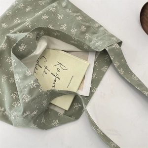 Vue détaillée du grand sac cabas en toile fleurie avec bouton pression et doublure interne
