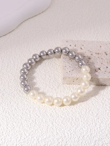 Dettaglio del bracciale elastico con perline d'argento lucido da 8 mm e perle bianche