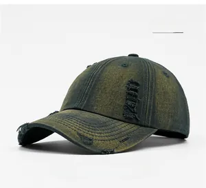 Détail d'une casquette de baseball en denim vert avec trous usés et style vintage chic