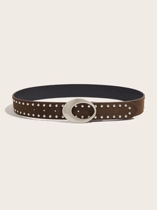 Gros plan sur une ceinture en daim marron avec des rivets argentes et une boucle ovale