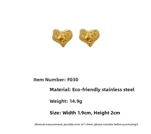 Detailansicht der Herz-Ohrstecker mit 18k Gold PVD-Beschichtung und Hammerschlag-Textur