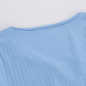 Détail de la texture en maille côtelée bleu clair et finition du col sur le haut