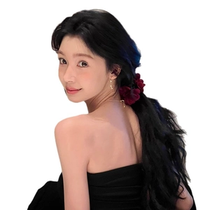 Pince à cheveux fleurie rouge foncé en tissu montrée sur un mannequin avec coiffure