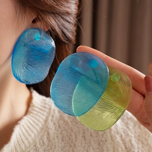 Minimalist irregular flat earrings in blue and green resin with a brushed texture finish