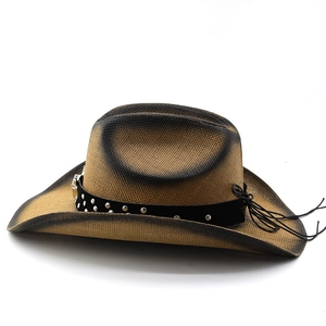 Détail d'un chapeau de cowboy en paille vintage avec bords brûlés et rivets argentés