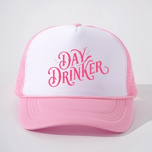 Casquette trucker rose et blanche avec imprimé Day Drinker et dos en maille respirante