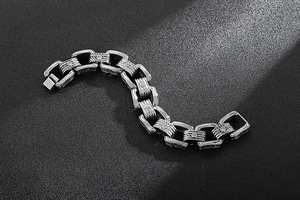 Détail du bracelet gourmette argenté rétro avec maillons rectangulaires et cristaux incrustés