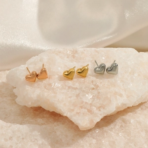 Trois paires de boucles d'oreilles cœur en acier poli en or, argent et or rose