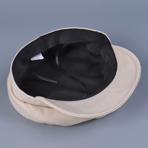Casquette gavroche beige pour femme montrant la doublure intérieure et l'étiquette matière