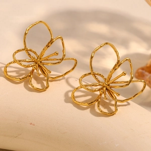 Dettaglio ravvicinato degli orecchini a fiore in acciaio inossidabile placcato oro 18K con linee cave