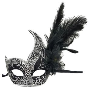 Elegante maschera veneziana nera e argento con piume per carnevale e ballo in maschera