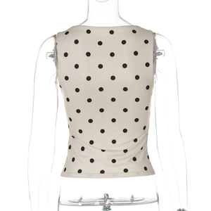 Detailansicht ärmelloses Top in Creme mit schwarzen Punkten und schmaler Passform hinten
