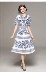 Détails du col chemise et de l'imprimé floral bleu sur une robe mi-longue cintrée