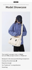 Vue latérale du grand sac messager en toile beige avec boucles réglables sur le mannequin