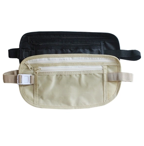 Detalle de riñoneras ligeras para correr con bolsillos dobles y correas elásticas