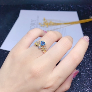Eleganter Engelsflügel Kronenring mit blauem Herzstein und Vergoldung in Silber und Gold