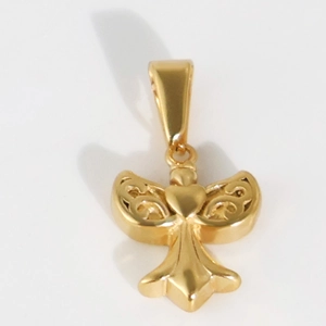 Vue détaillée d'un pendentif ange en acier doré avec motif de cœur et d'ailes