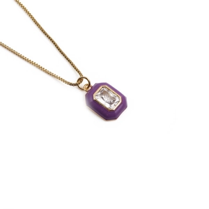 Collier doré avec pendentif géométrique en émail violet et cristal de zircon brillant