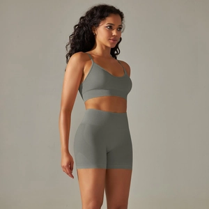 Detail der nahtlosen kohlegrauen Yoga-Shorts mit funktioneller Mesh-Struktur an der Seite