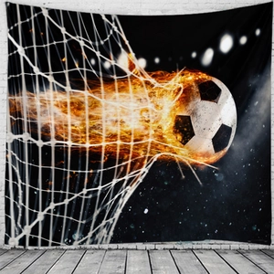 Détail d'une tapisserie de football avec effet de feu sur un mur en briques blanches