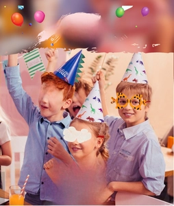 Gros plan d'enfants portant des lunettes de fête d'anniversaire animaux et tropicales
