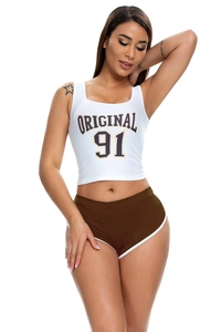 Detail von weißem Crop-Top mit 'ORIGINAL 91'-Aufdruck und braunen Sport-Shorts