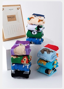 Detail bunter Baumwollsocken mit Tiermustern und Happy Time Text auf weißem Hintergrund
