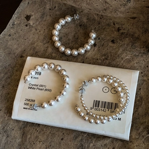 Macro di orecchini a cerchio con perle da 4mm e confezione originale made in Austria